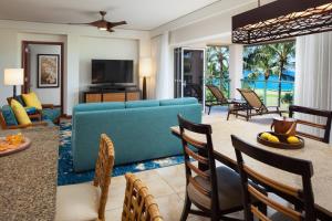 利胡埃Marriott's Kauai Lagoons - Kalanipu'u的客厅配有蓝色的沙发和椅子