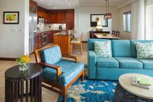 利胡埃Marriott's Kauai Lagoons - Kalanipu'u的一间带蓝色沙发的客厅和一间厨房