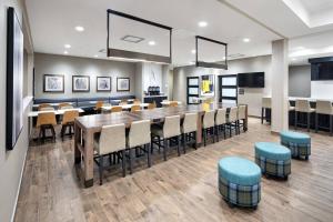 米西索加Residence Inn by Marriott Toronto Mississauga West的大型用餐室配有长桌和椅子