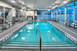 米西索加Residence Inn by Marriott Toronto Mississauga West的大楼内的一个蓝色海水游泳池