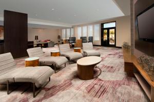 泰勒泰勒万豪万怡酒店的一间设有椅子和平面电视的等候室