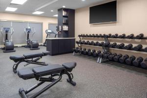 圣安东尼奥TownePlace Suites by Marriott San Antonio Westover Hills的健身室配有健身器材和平面电视