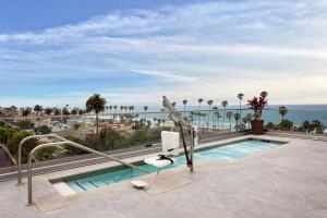 奥欣赛德万豪圣地亚哥欧申赛德/市中心春季山丘套房酒店的海景阳台上的游泳池