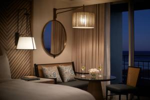 费南迪纳比奇阿米莉亚岛丽思卡尔顿酒店的一间卧室配有一张床、一张桌子和一面镜子