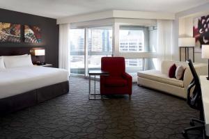 蒙特利尔蒙特利尔万豪德尔塔酒店的酒店客房配有一张床、一把椅子和一张沙发