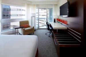 蒙特利尔蒙特利尔万豪德尔塔酒店的酒店客房设有一张床、一张书桌和一台电视机。