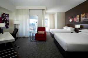 蒙特利尔蒙特利尔万豪德尔塔酒店的酒店客房,设有两张床和一张红色椅子