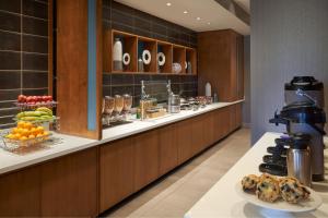埃斯特罗SpringHill Suites by Marriott Fort Myers Estero的饭店的自助餐,有盘子的食物