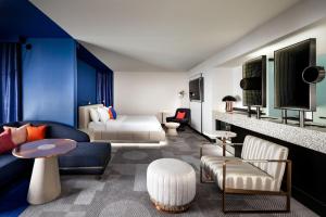 多伦多W Toronto的客厅配有沙发和1张床