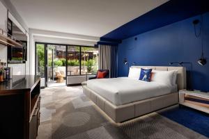 多伦多W Toronto的一间卧室设有一张床和蓝色的墙壁