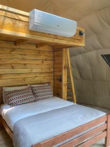 RecintoBosque Vivo的帐篷内一间卧室,配有一张床