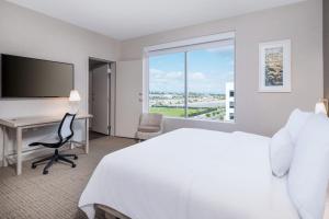 圣何塞Element San Jose Airport的配有一张床、一张书桌和一扇窗户的酒店客房