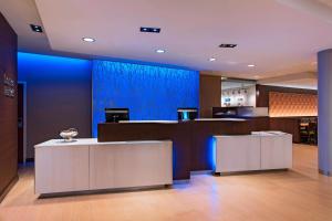 拉克罗斯拉克罗斯市区万豪费尔菲尔德套房酒店的大堂设有蓝色的墙壁和两个柜台