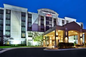 布尔里奇SpringHill Suites by Marriott Chicago Southwest at Burr Ridge Hinsdale的庭院酒店夜间的 ⁇ 染