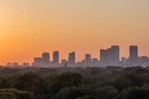 坦帕Element Tampa Midtown的日落时分享有城市天际线的景致