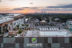 坦帕Element Tampa Midtown的日落时分凤凰城的空中景观