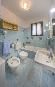 Casargo格尔洛住宿加早餐旅馆的蓝色瓷砖浴室设有卫生间和水槽