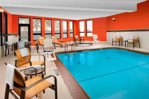 威奇托福尔斯威奇托福尔斯万怡酒店的游泳池位于酒店客房内,配有桌椅