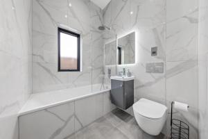 泰晤士河畔金斯顿SERCASA - Appletree Court - Kingston的白色的浴室设有卫生间和水槽。