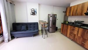 贝约ANDALIVING NIQUIA APARTAMENTO的厨房配有蓝色的沙发和冰箱
