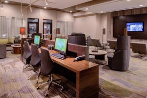 切斯特菲尔德圣路易斯切斯特菲尔德万怡酒店的会议室配有带笔记本电脑和椅子的书桌