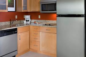 麦迪逊麦迪逊东原住客栈的厨房配有冰箱和水槽