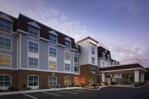 南金斯敦Fairfield Inn & Suites by Marriott South Kingstown Newport Area的停车场楼房的 ⁇ 染