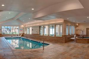 斯波坎谷Fairfield Inn & Suites by Marriott Spokane Valley的大型建筑内的大型游泳池,设有游泳池