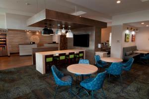 斯波坎谷Fairfield Inn & Suites by Marriott Spokane Valley的大堂设有2张桌子和椅子,酒吧
