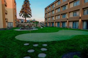 斯波坎谷Fairfield Inn & Suites by Marriott Spokane Valley的大楼前方有草地庭院的大建筑