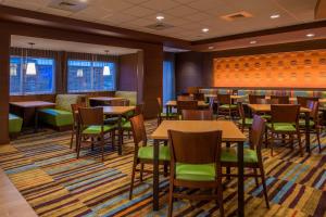 马里兰高地Fairfield Inn & Suites by Marriott St. Louis Westport的用餐室配有桌椅