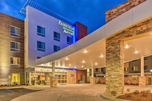 马里兰高地Fairfield Inn & Suites by Marriott St. Louis Westport的医院大楼前方的 ⁇ 染