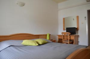 斯拉诺Guest House Kolarin的一间卧室配有一张黄色枕头的床