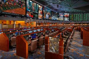 拉斯维加斯Beautiful Room by WESTGATE Casino close to Las Vegas Convention Center的赌场,连排椅子和电视