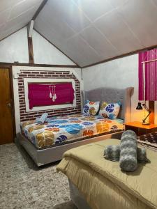 特特巴图Wina Wani Bungalows Tetebatu的一间卧室设有两张床和窗户。