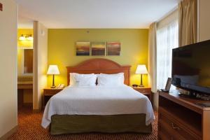 纽瓦克威尔明顿纽瓦克/克里斯蒂娜广场套房酒店的配有一张床和一台平面电视的酒店客房