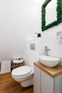 里梅泰亚Black & White Panoramic的浴室配有白色卫生间和盥洗盆。