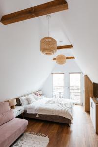 里梅泰亚Black & White Panoramic的白色卧室配有床和沙发