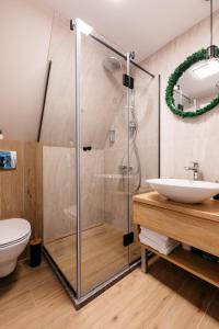 里梅泰亚Black & White Panoramic的带淋浴、卫生间和盥洗盆的浴室