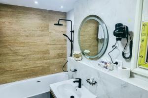 开罗Luxury VIP apartment的一间带水槽和镜子的浴室