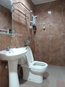 拉布安HOTEL RK CAHAYA的一间带卫生间和水槽的浴室