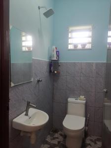 彭亨Haji Homestay - A tiny house with 2 bedrooms的浴室配有白色卫生间和盥洗盆。