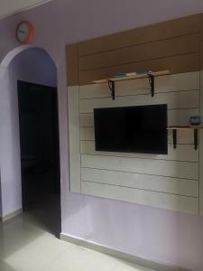 彭亨Haji Homestay - A tiny house with 2 bedrooms的墙上的壁挂式平面电视