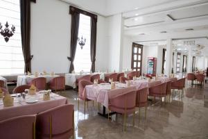 SānchiThe Utopia Resort Sanchi的用餐室配有桌椅和粉红色的桌布