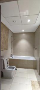 阿布扎比Smart Living Apartment的一间带卫生间和浴缸的浴室