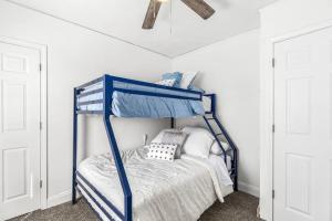 底特律Modern 2 Bedroom Apartment Free Parking的白色墙壁的客房内的蓝色双层床