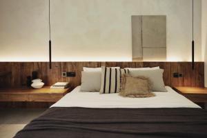 邦劳Banyan Villa Panglao with private pool的卧室配有一张带白色床单和枕头的大床。