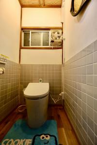 洲本市Hotaru no Yado - Vacation STAY 24964v的一间带卫生间和地毯的小浴室