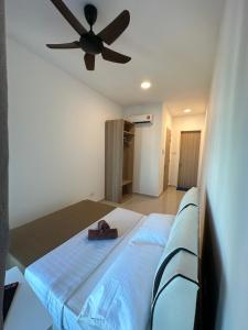 吉隆坡KLCC Kampung Baru Cottage - Homestay的一间卧室配有一张带吊扇的床