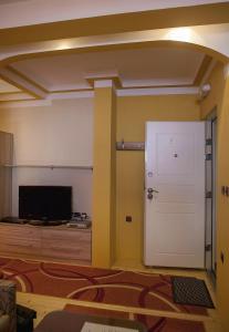 扎布利亚克扎布利亚克市中心公寓酒店的一间设有白色门和电视的房间